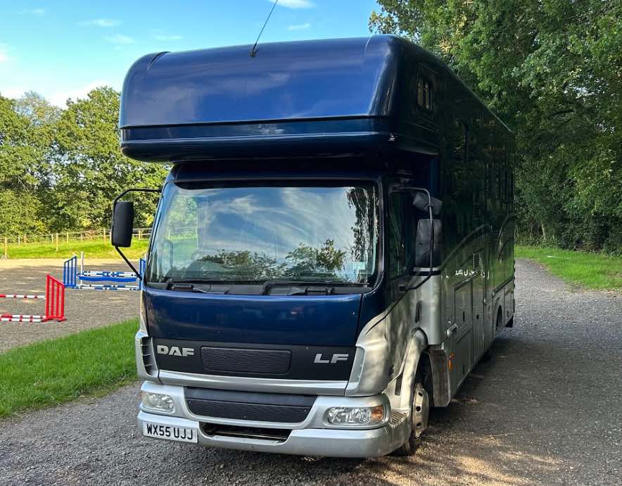 Fantastic 7.5-tonne coach-built Bretherton horsebox. Sleeps 5. Stalled for 3 horses