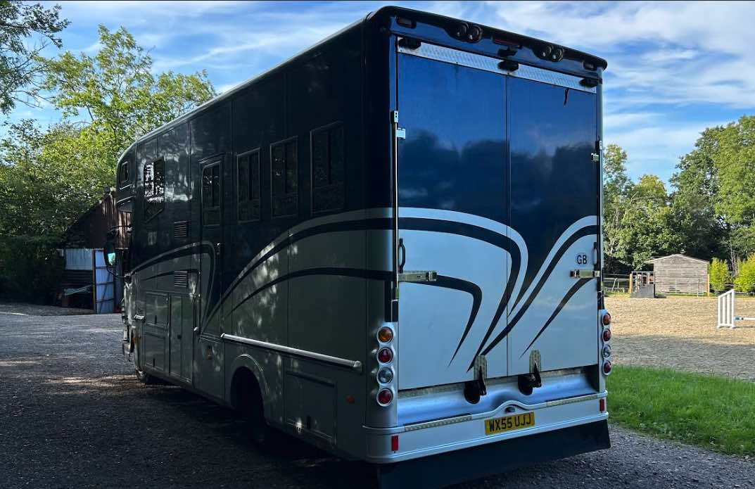Fantastic 7.5-tonne coach-built Bretherton horsebox. Sleeps 5. Stalled for 3 horses