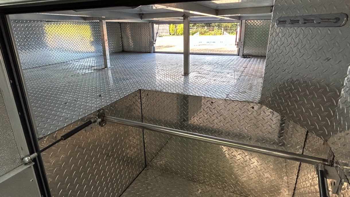 Fantastic 7.5-tonne coach-built Bretherton horsebox. Sleeps 5. Stalled for 3 horses