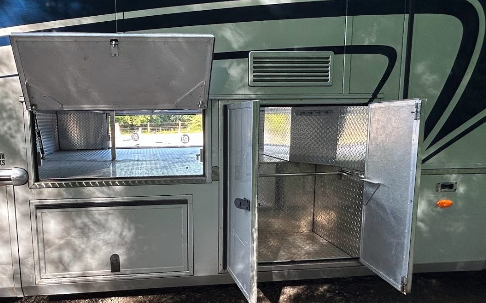 Fantastic 7.5-tonne coach-built Bretherton horsebox. Sleeps 5. Stalled for 3 horses