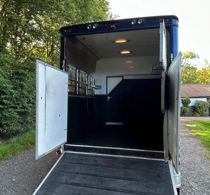 Fantastic 7.5-tonne coach-built Bretherton horsebox. Sleeps 5. Stalled for 3 horses