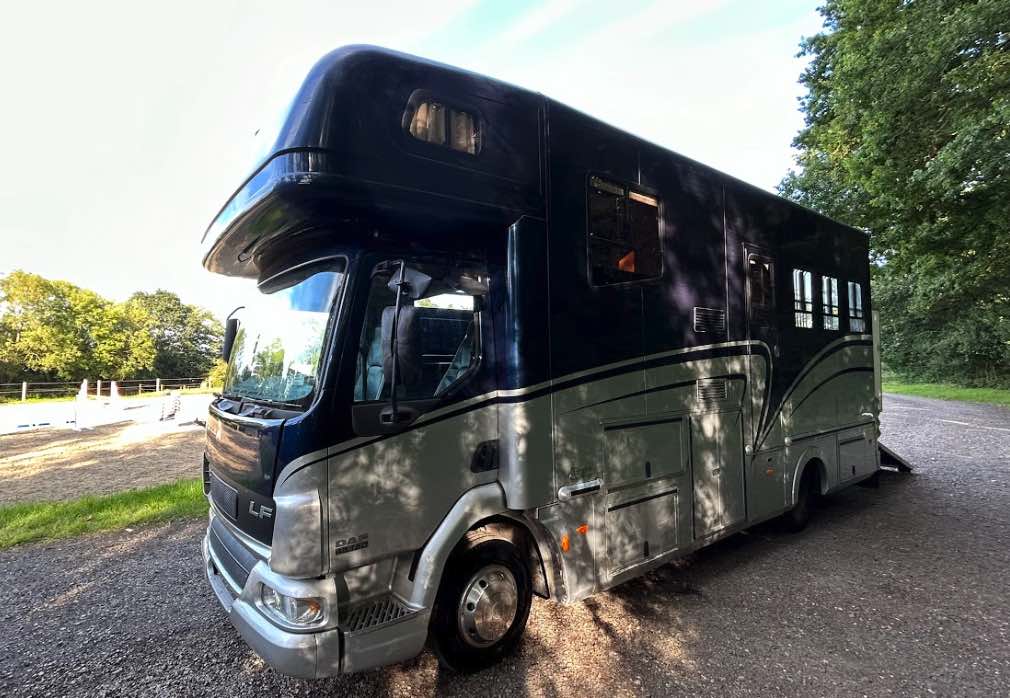 Fantastic 7.5-tonne coach-built Bretherton horsebox. Sleeps 5. Stalled for 3 horses
