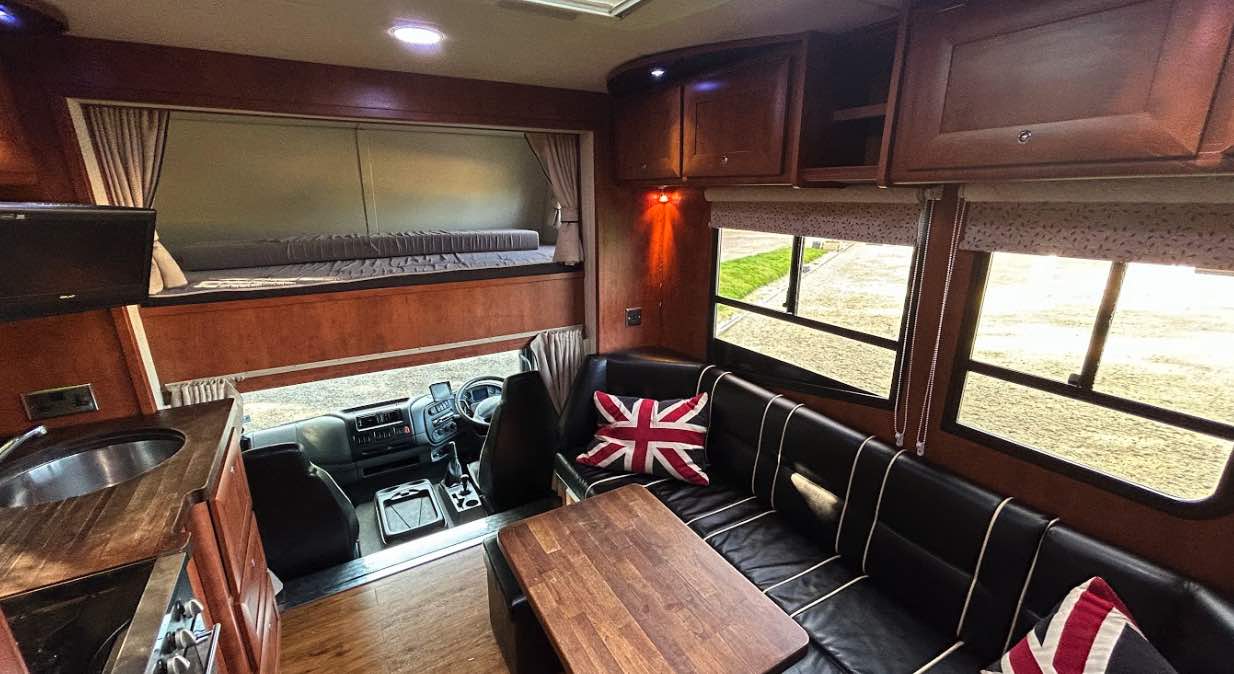 Fantastic 7.5-tonne coach-built Bretherton horsebox. Sleeps 5. Stalled for 3 horses