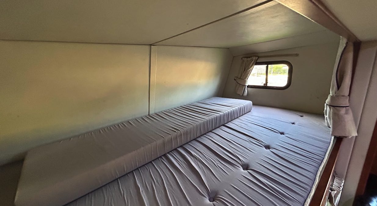 Fantastic 7.5-tonne coach-built Bretherton horsebox. Sleeps 5. Stalled for 3 horses