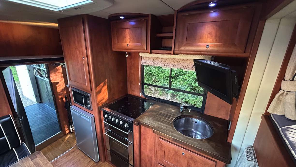 Fantastic 7.5-tonne coach-built Bretherton horsebox. Sleeps 5. Stalled for 3 horses