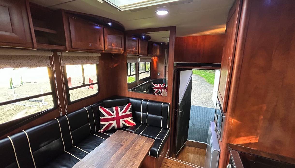 Fantastic 7.5-tonne coach-built Bretherton horsebox. Sleeps 5. Stalled for 3 horses