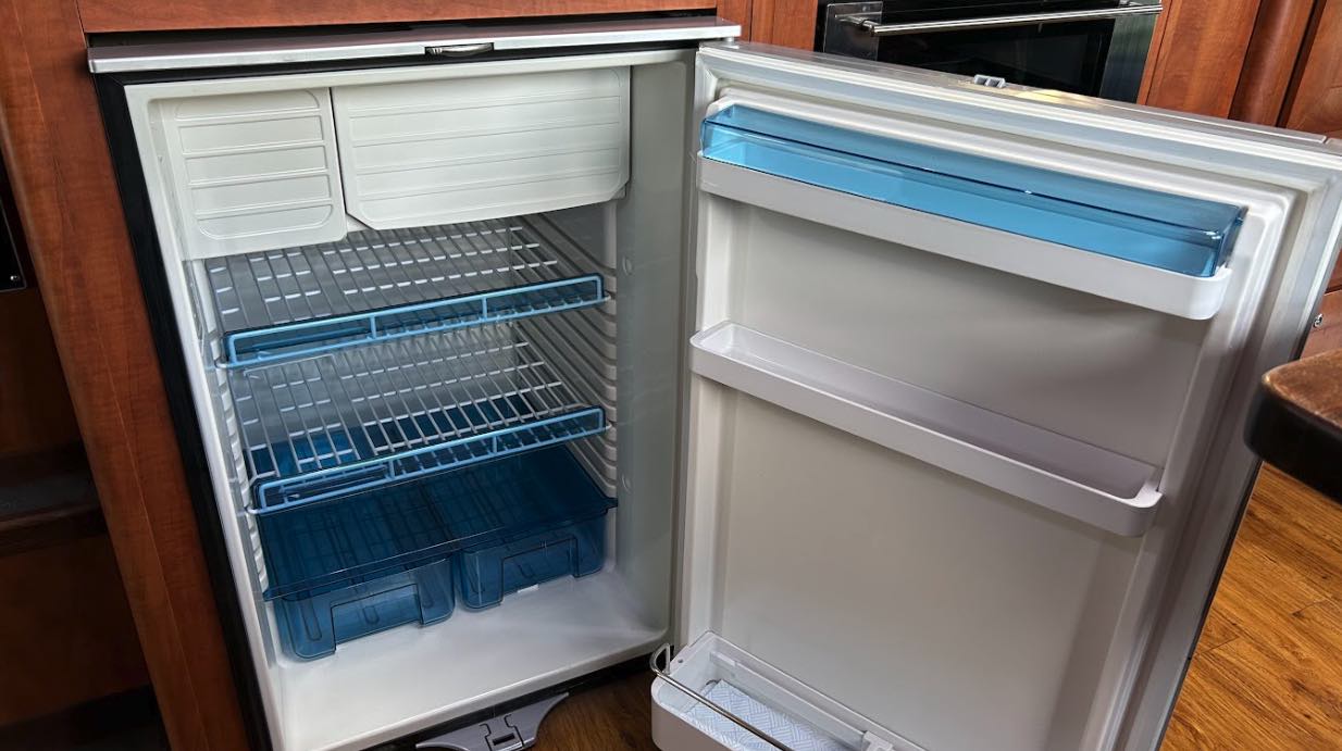 Fantastic 7.5-tonne coach-built Bretherton horsebox. Sleeps 5. Stalled for 3 horses