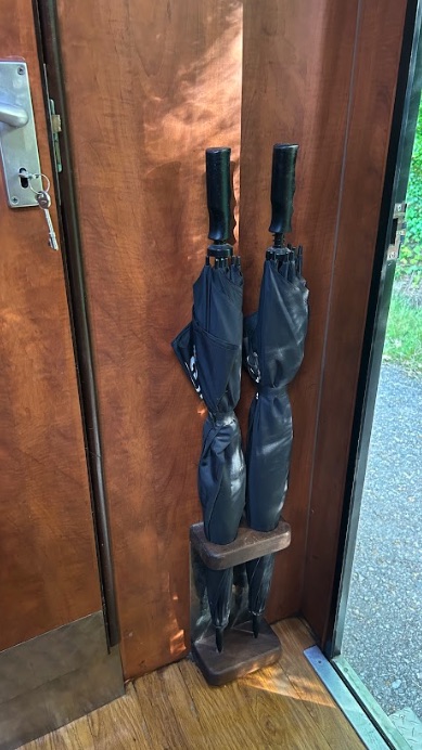 Fantastic 7.5-tonne coach-built Bretherton horsebox. Sleeps 5. Stalled for 3 horses