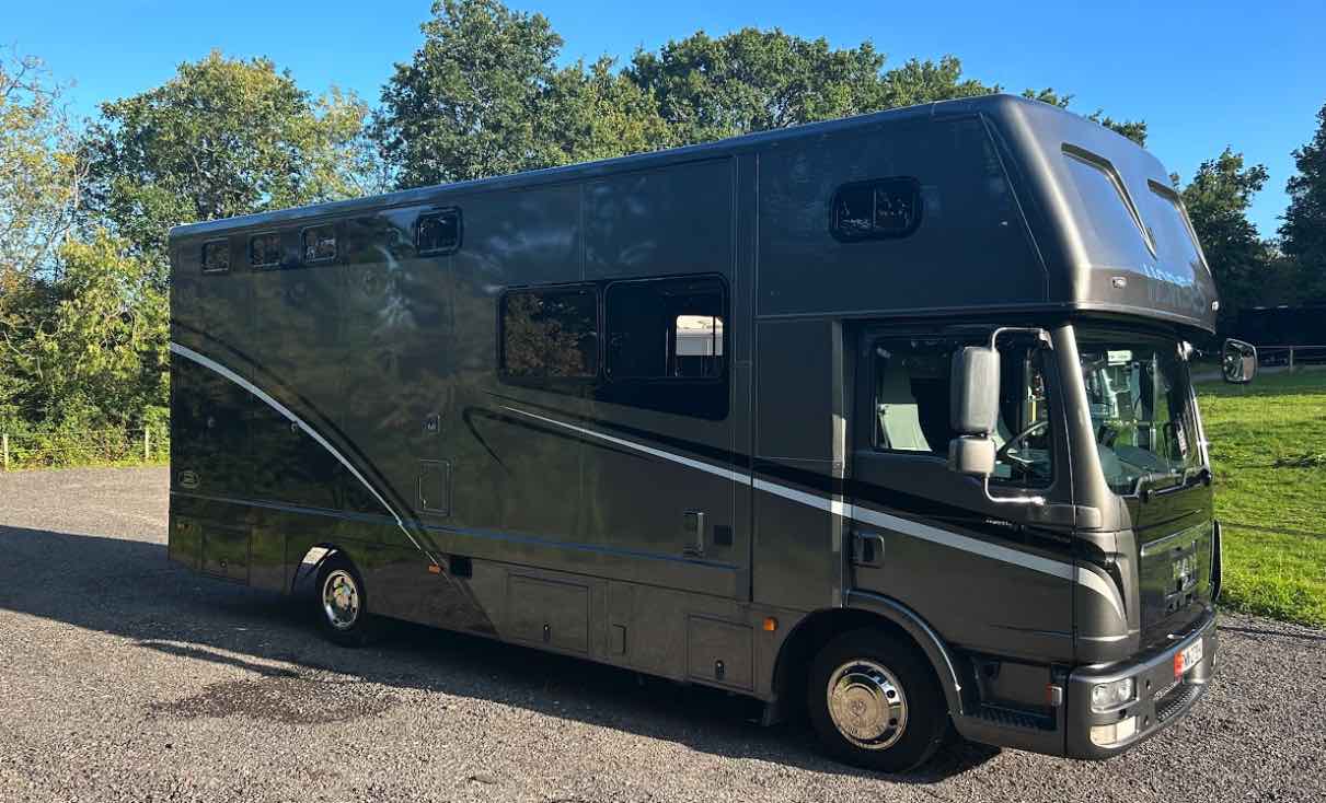 Lovely 2021 coach-built 7.5 tonne horsebox. Stalled for 3. Sleeps 4/5.
