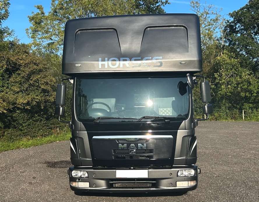 Lovely 2021 coach-built 7.5 tonne horsebox. Stalled for 3. Sleeps 4/5.