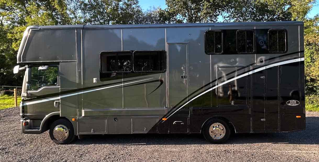 Lovely 2021 coach-built 7.5 tonne horsebox. Stalled for 3. Sleeps 4/5.