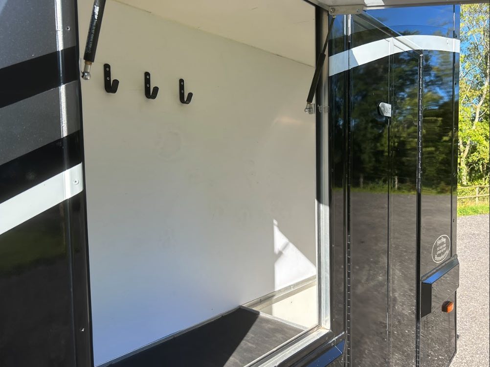 Lovely 2021 coach-built 7.5 tonne horsebox. Stalled for 3. Sleeps 4/5.