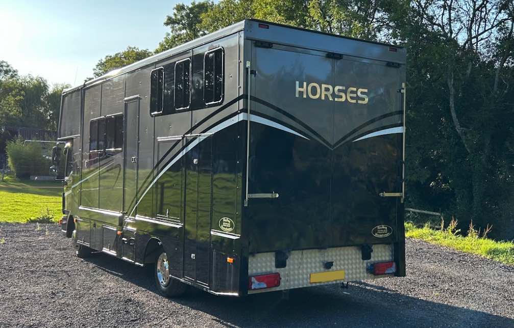 Lovely 2021 coach-built 7.5 tonne horsebox. Stalled for 3. Sleeps 4/5.