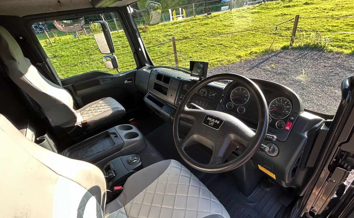 Lovely 2021 coach-built 7.5 tonne horsebox. Stalled for 3. Sleeps 4/5.