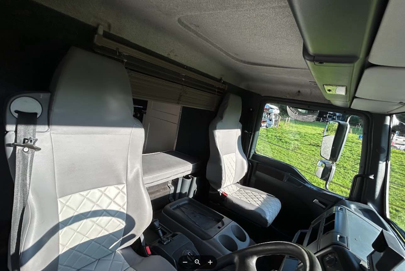 Lovely 2021 coach-built 7.5 tonne horsebox. Stalled for 3. Sleeps 4/5.