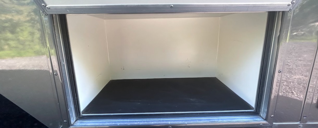 Lovely 2021 coach-built 7.5 tonne horsebox. Stalled for 3. Sleeps 4/5.