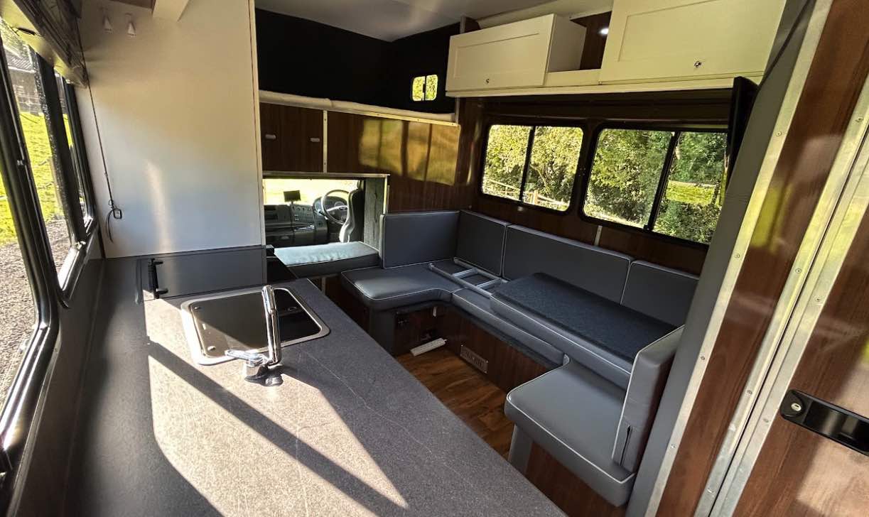 Lovely 2021 coach-built 7.5 tonne horsebox. Stalled for 3. Sleeps 4/5.