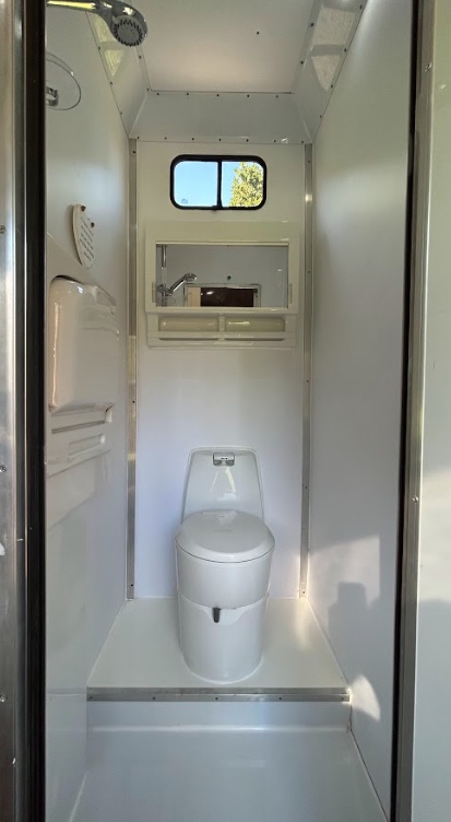 Lovely 2021 coach-built 7.5 tonne horsebox. Stalled for 3. Sleeps 4/5.
