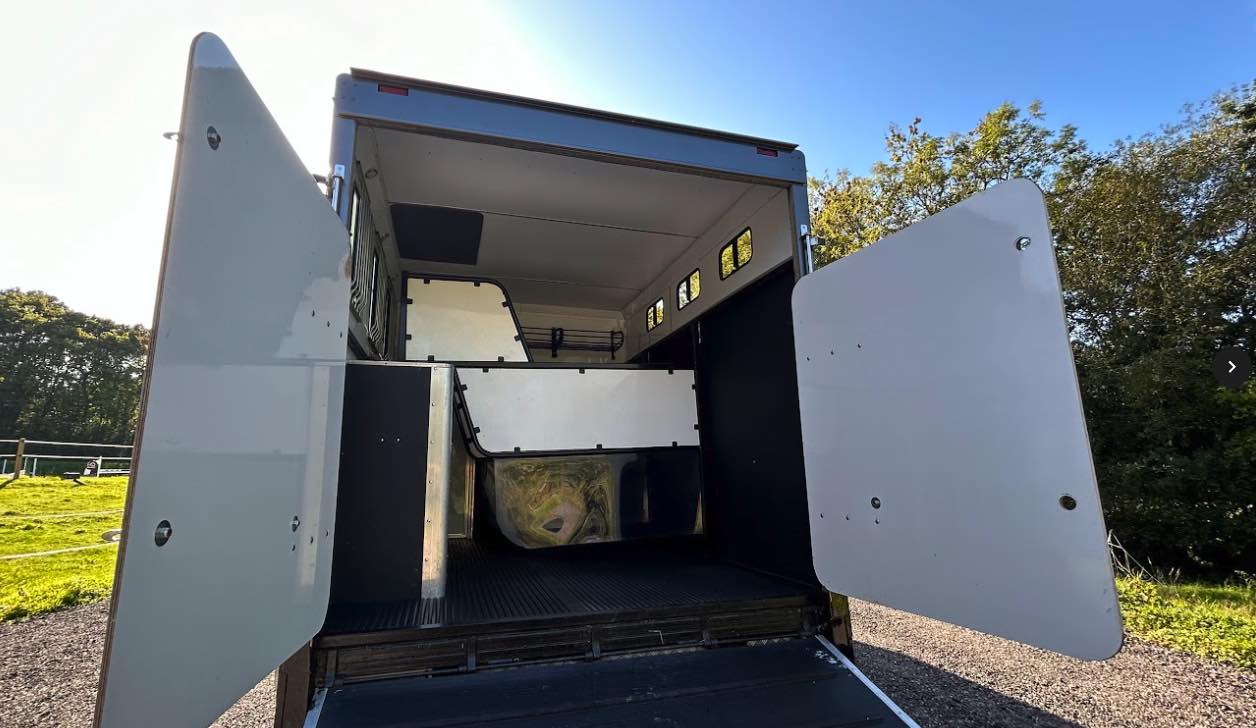 Lovely 2021 coach-built 7.5 tonne horsebox. Stalled for 3. Sleeps 4/5.