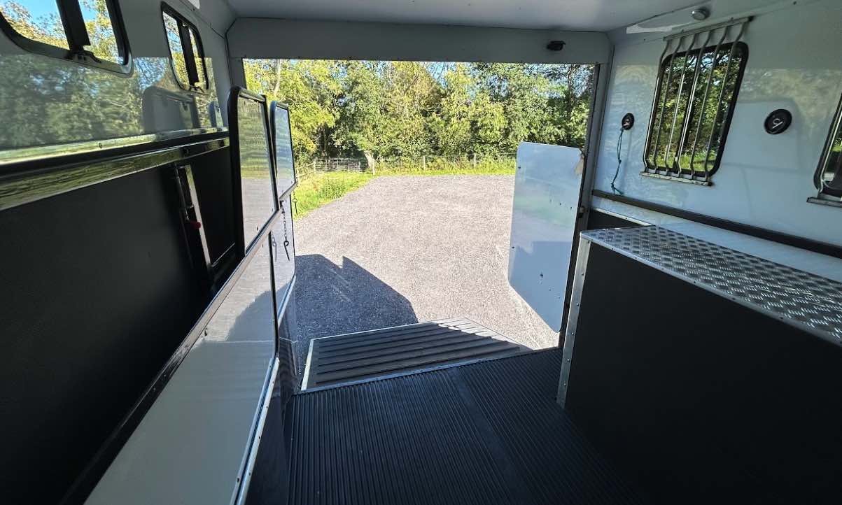 Lovely 2021 coach-built 7.5 tonne horsebox. Stalled for 3. Sleeps 4/5.