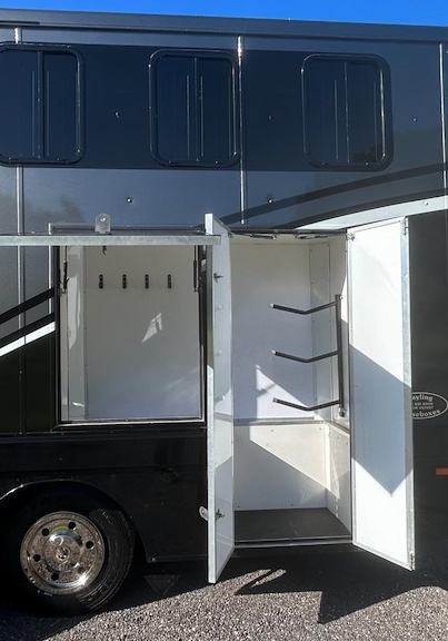 Lovely 7.5-tonne coach-built horsebox. 3 stall / 4-5 berth