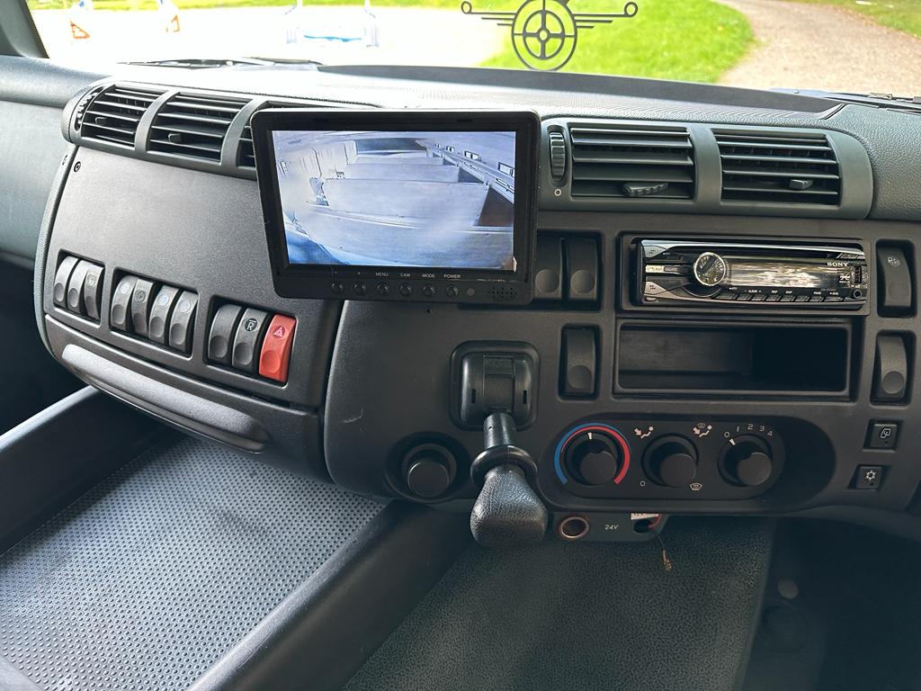 Bargain DAF 18-tonne horsebox. 6-berth. 5 big stalls.