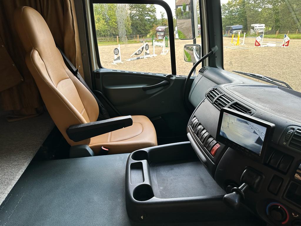 Bargain DAF 18-tonne horsebox. 6-berth. 5 big stalls.