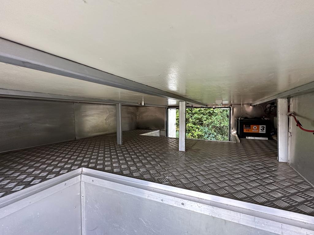 Bargain DAF 18-tonne horsebox. 6-berth. 5 big stalls.
