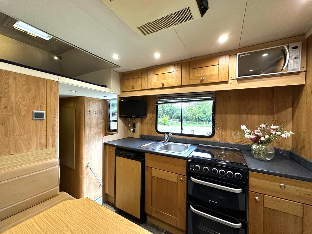 Bargain DAF 18-tonne horsebox. 6-berth. 5 big stalls.