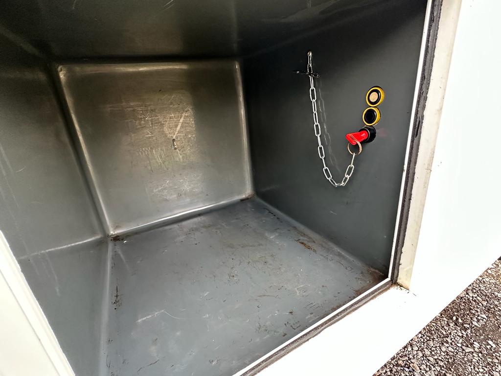 Bargain DAF 18-tonne horsebox. 6-berth. 5 big stalls.