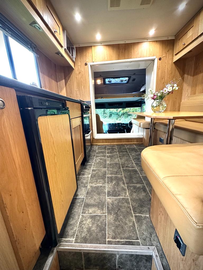 Bargain DAF 18-tonne horsebox. 6-berth. 5 big stalls.
