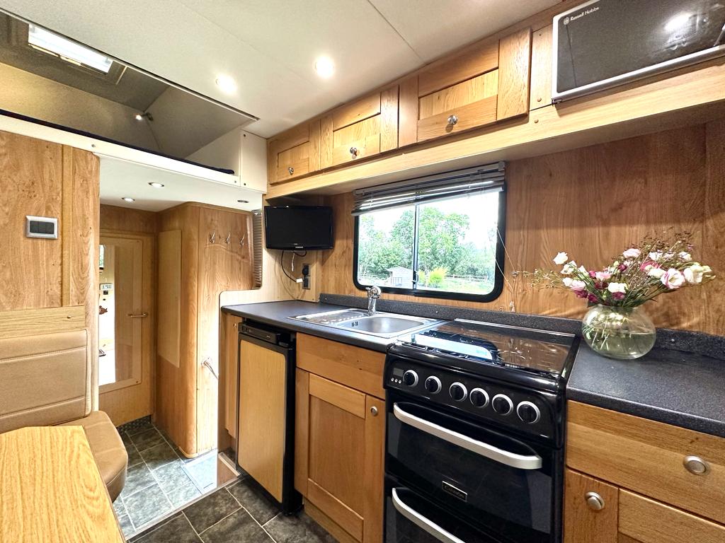 Bargain DAF 18-tonne horsebox. 6-berth. 5 big stalls.