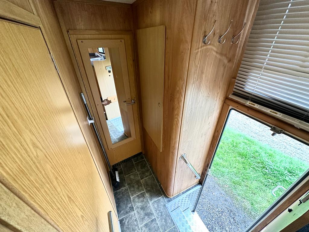 Bargain DAF 18-tonne horsebox. 6-berth. 5 big stalls.
