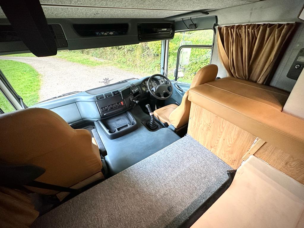 Bargain DAF 18-tonne horsebox. 6-berth. 5 big stalls.
