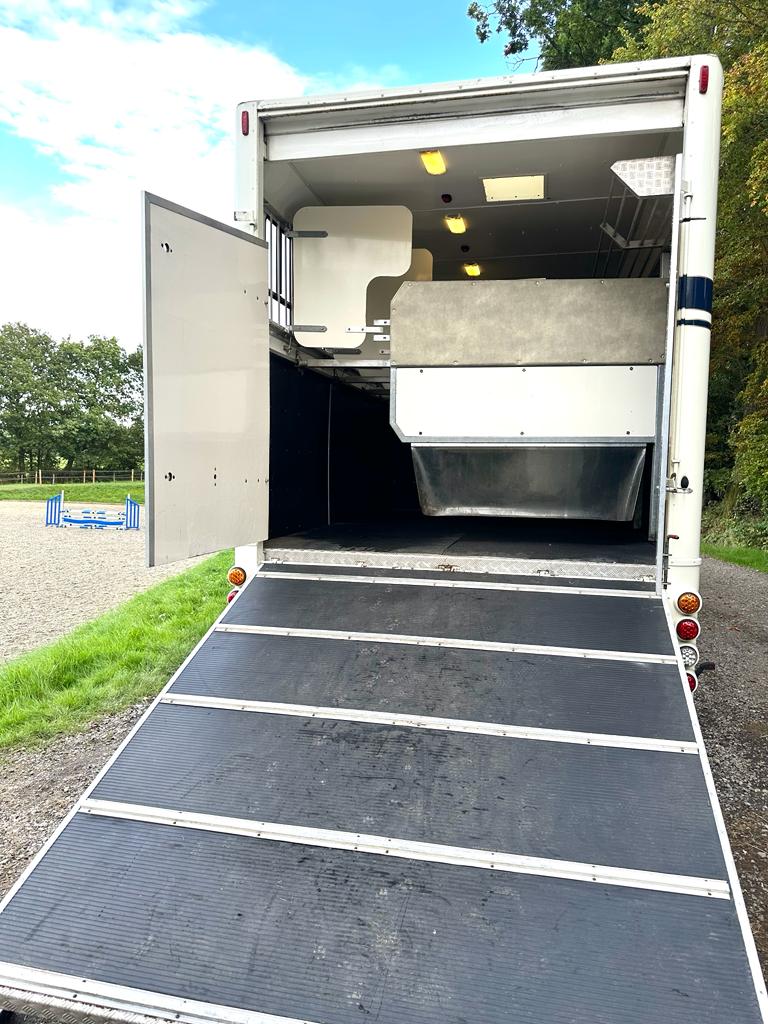 Bargain DAF 18-tonne horsebox. 6-berth. 5 big stalls.