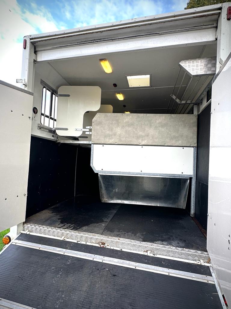 Bargain DAF 18-tonne horsebox. 6-berth. 5 big stalls.