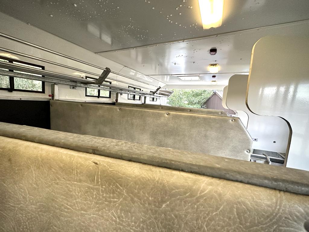Bargain DAF 18-tonne horsebox. 6-berth. 5 big stalls.