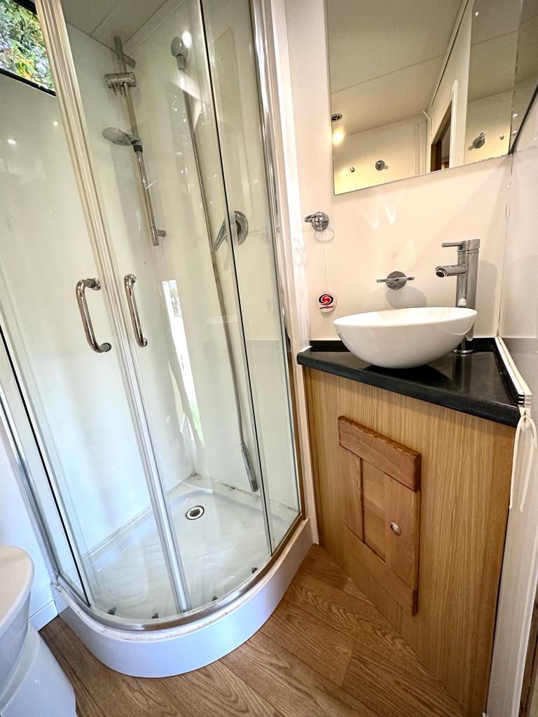 Bargain DAF 18-tonne horsebox. 6-berth. 5 big stalls.