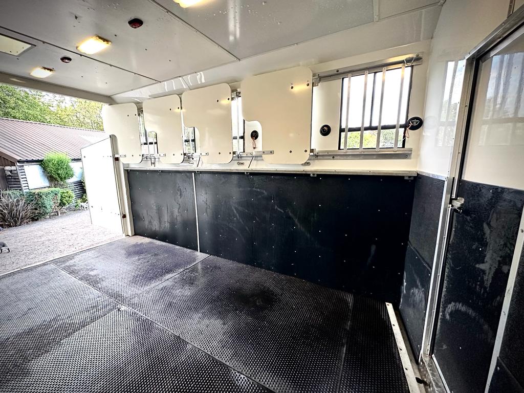Bargain DAF 18-tonne horsebox. 6-berth. 5 big stalls.