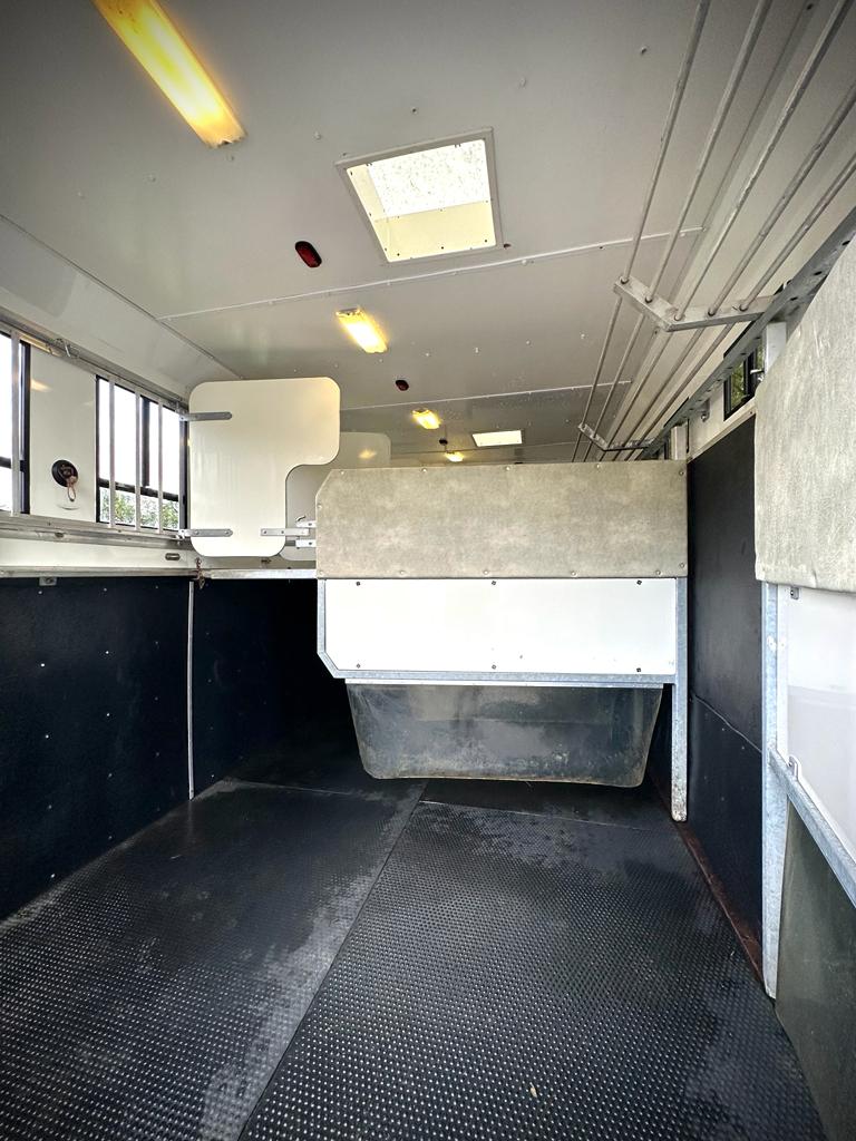 Bargain DAF 18-tonne horsebox. 6-berth. 5 big stalls.