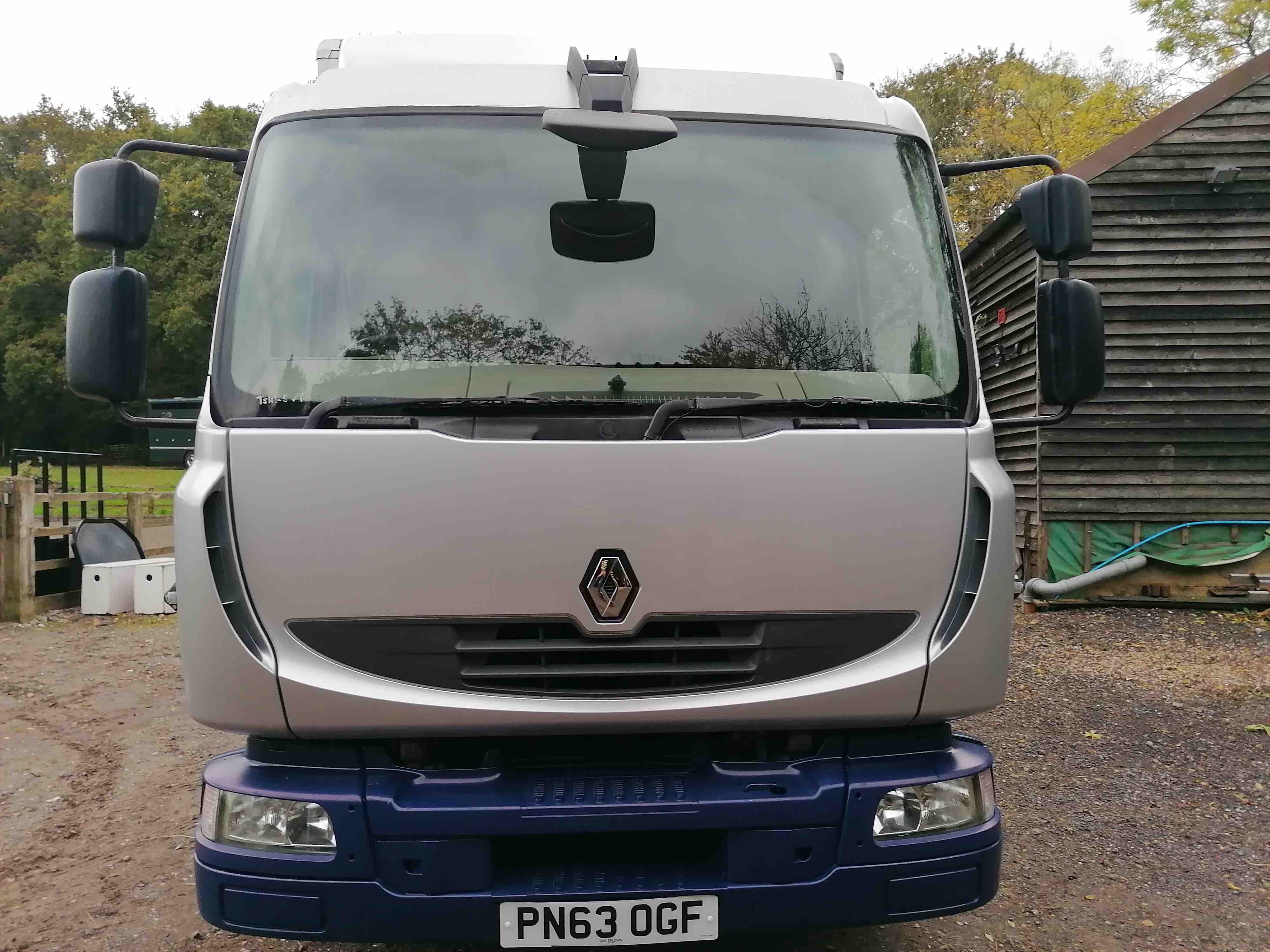 Fabulous 7.5-tonne Work Truck. 4 stalls. Sleeper cab.