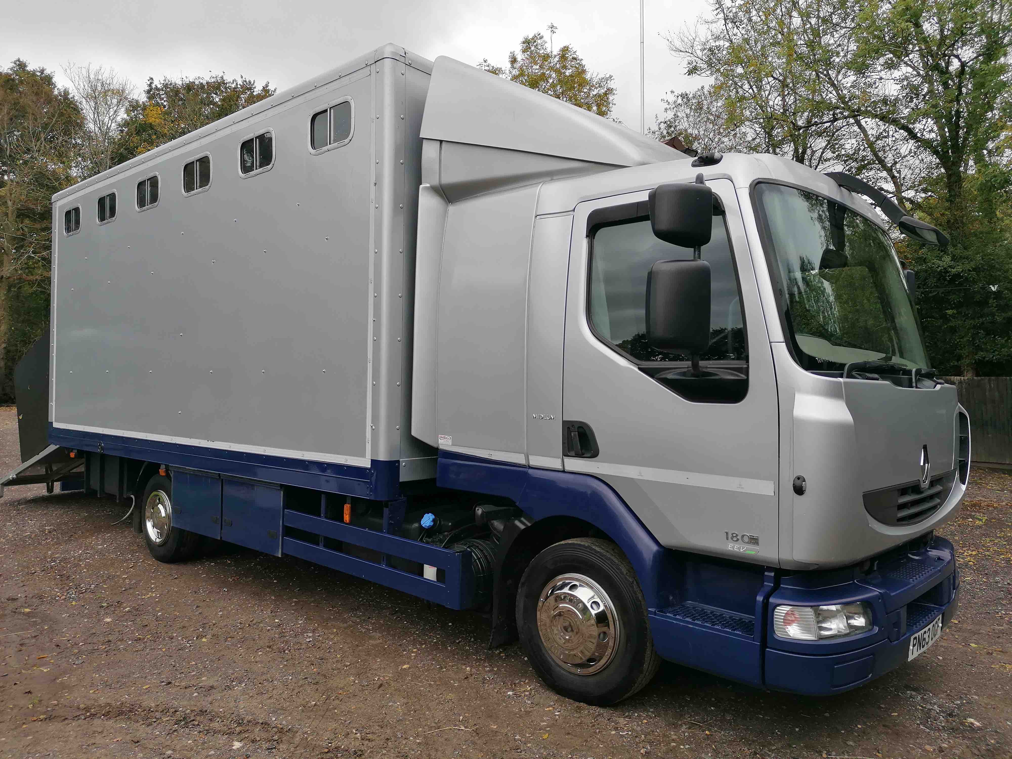 Fabulous 7.5-tonne Work Truck. 4 stalls. Sleeper cab.