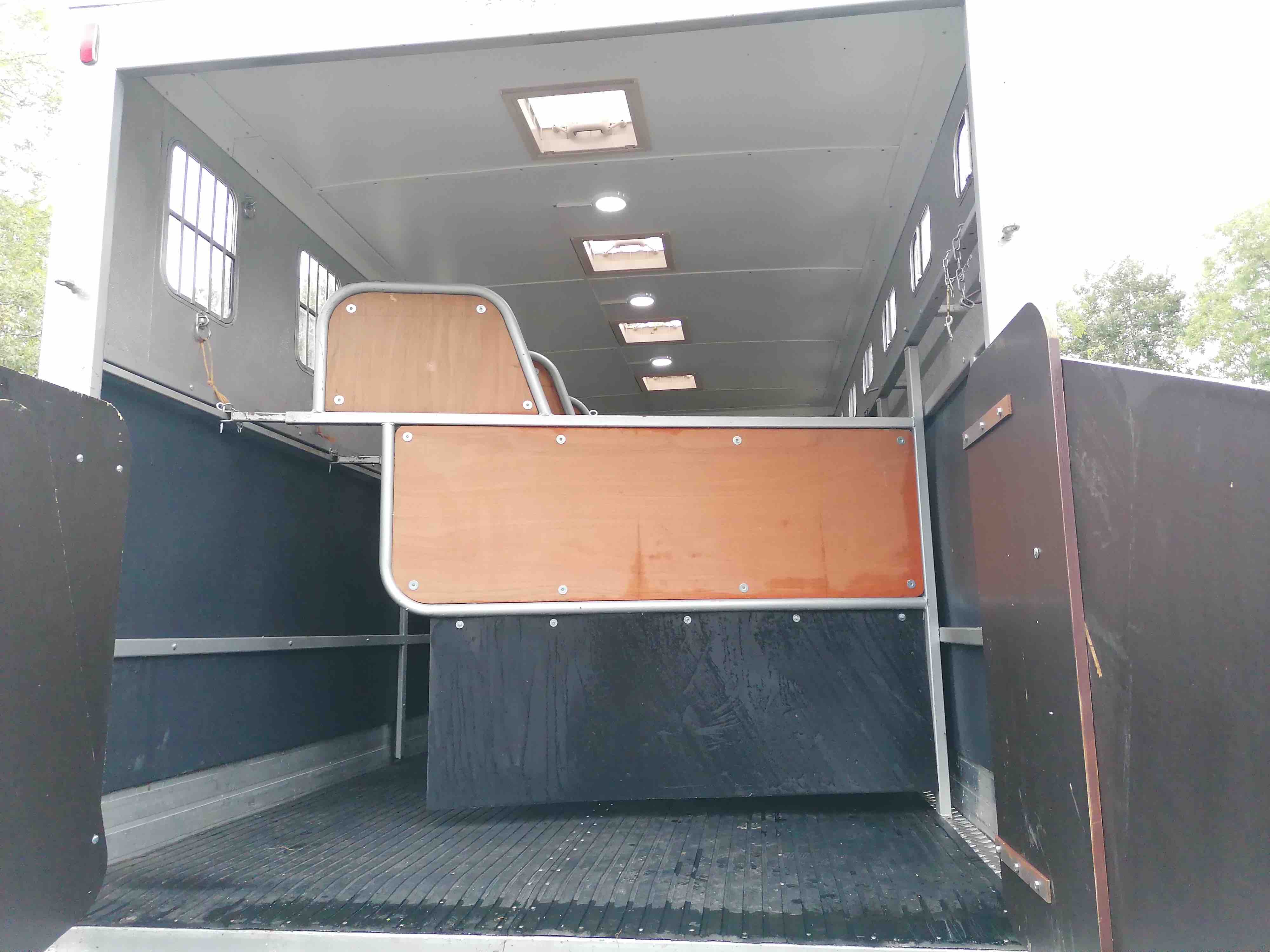 Fabulous 7.5-tonne Work Truck. 4 stalls. Sleeper cab.
