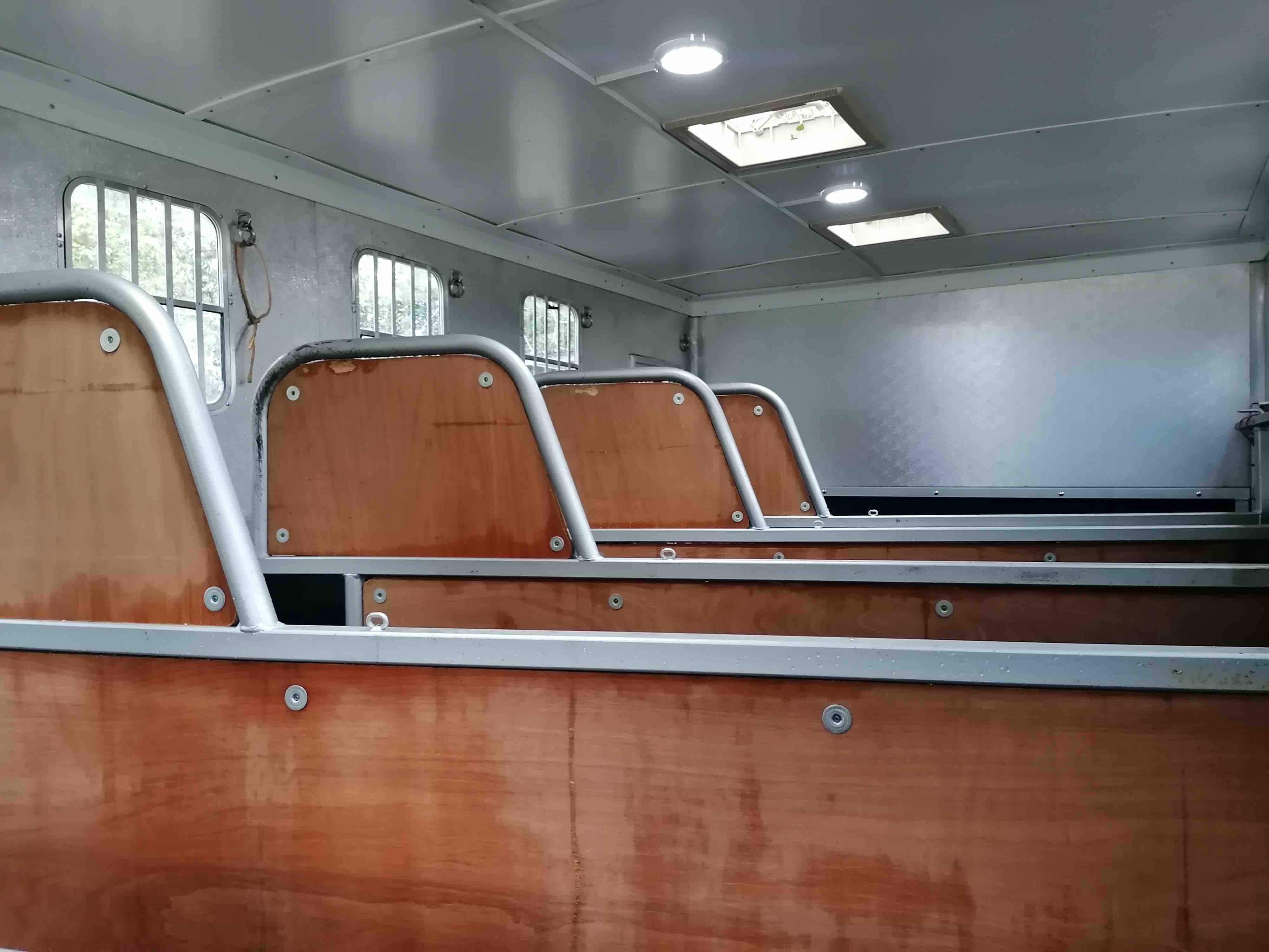 Fabulous 7.5-tonne Work Truck. 4 stalls. Sleeper cab.