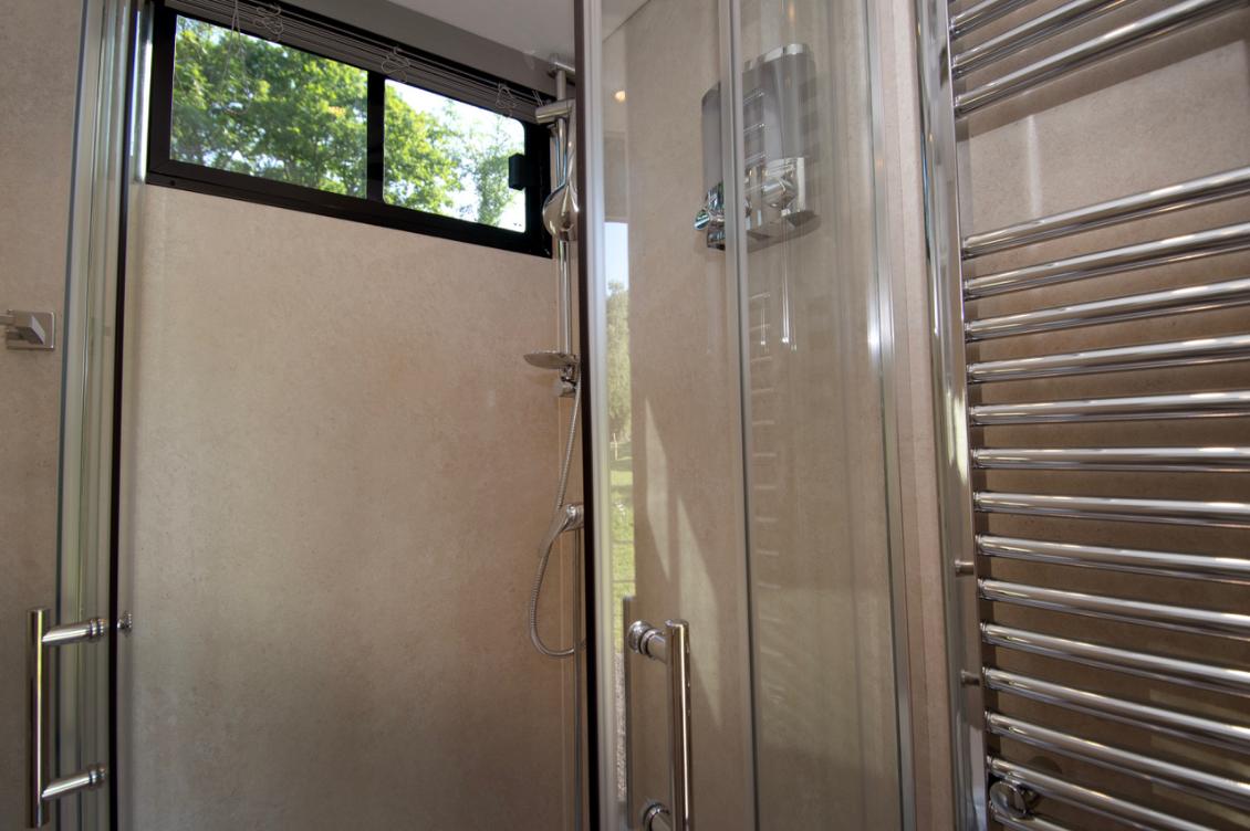 New build Luxury 18-tonne Scania EQ-built horsebox. 5 stall / 6 berth