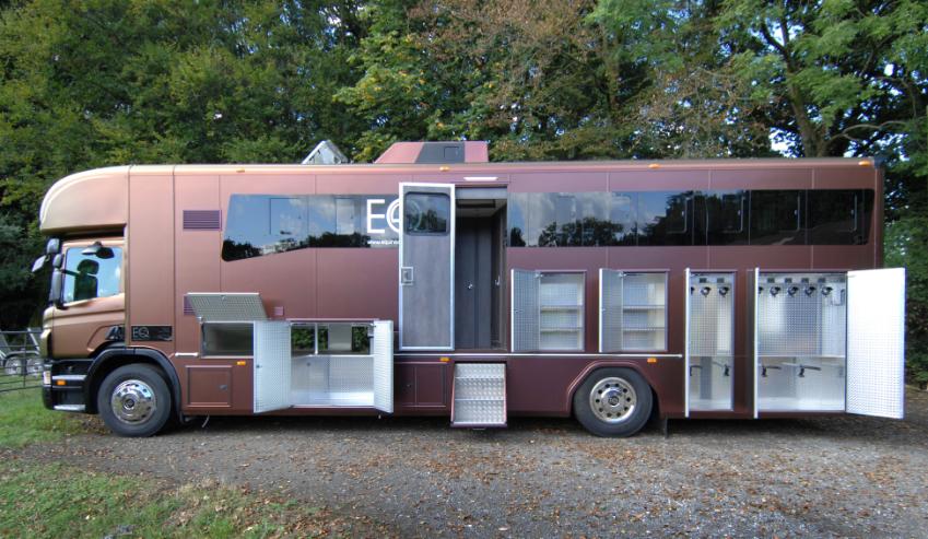Luxury 18-tonne Scania EQ-built horsebox. 5 stall / 6 berth