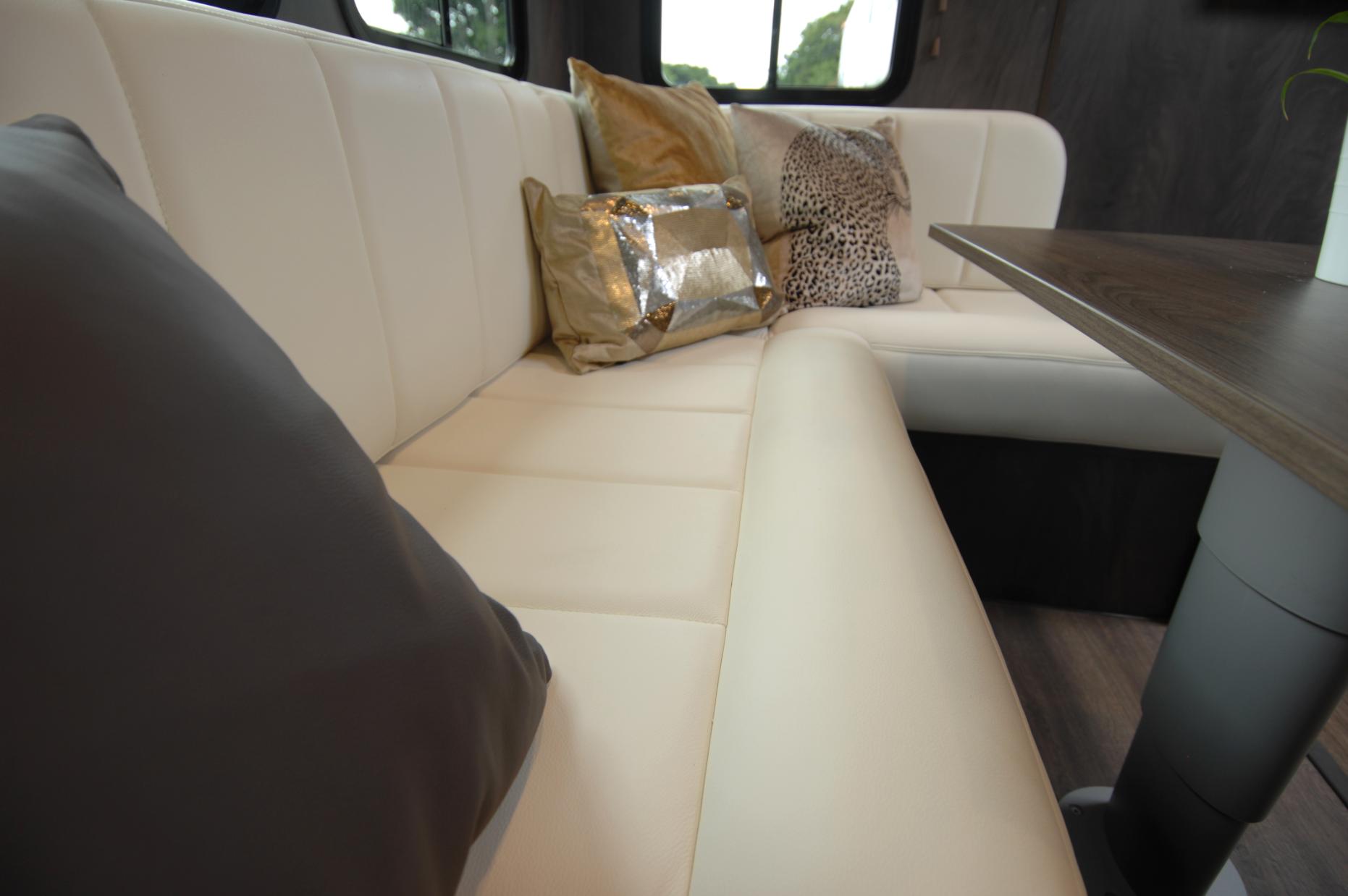 Luxury 18-tonne Scania EQ-built horsebox. 5 stall / 6 berth