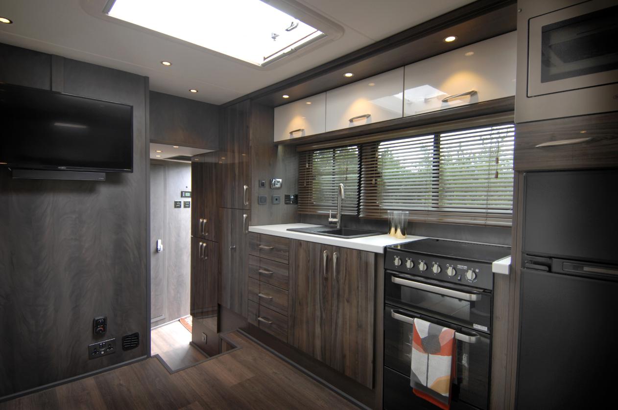 Luxury 18-tonne Scania EQ-built horsebox. 5 stall / 6 berth