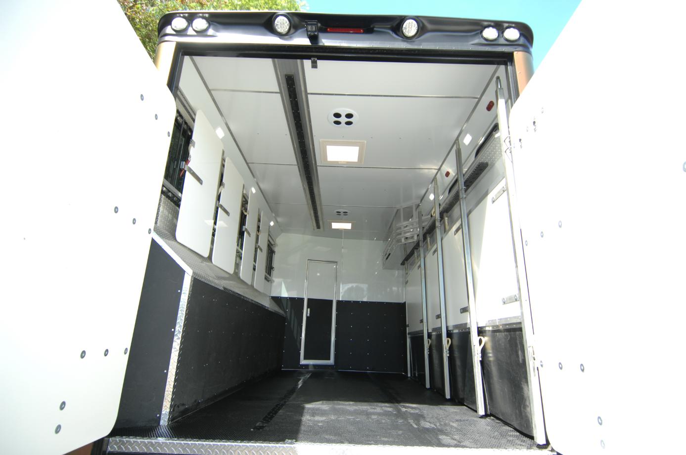 Luxury 18-tonne Scania EQ-built horsebox. 5 stall / 6 berth