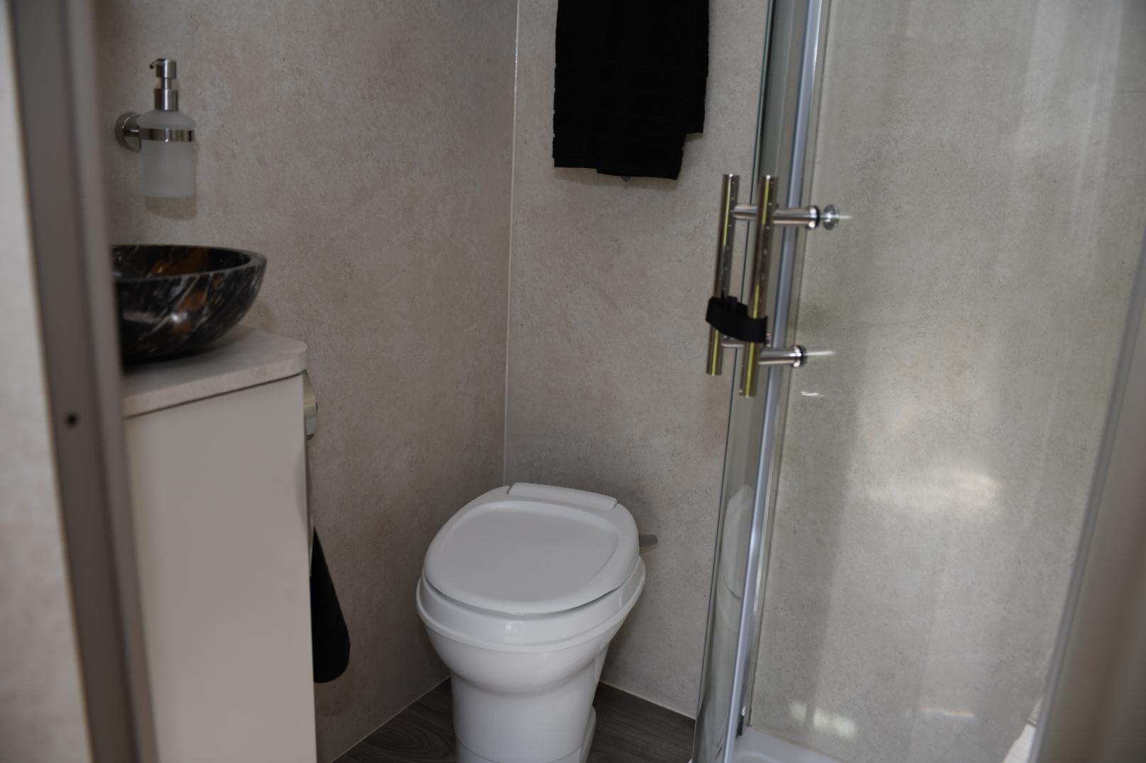 Luxury 12-tonne DAF EQ-built horsebox. 4 stall / 6 berth